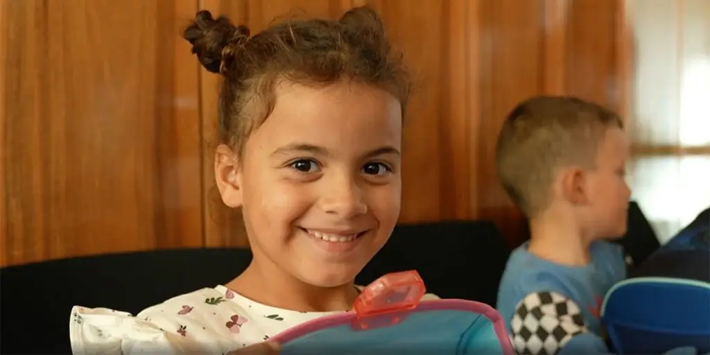 Kleines Kind mit Schulranzen – Standbild des verlinkten RNF-Beitrags