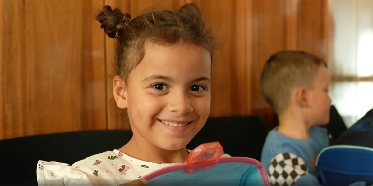 Kleines Kind mit Schulranzen – Standbild des verlinkten RNF-Beitrags