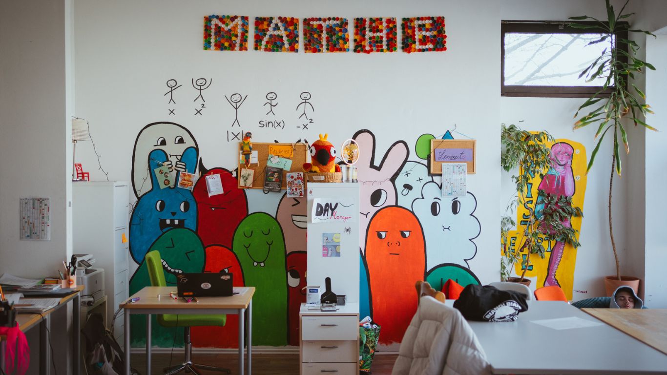 My culture and me Wandbemalung des Klassenzimmers